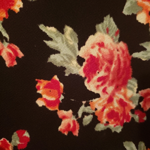 Rose shirt with black background - Picture 6 of 6